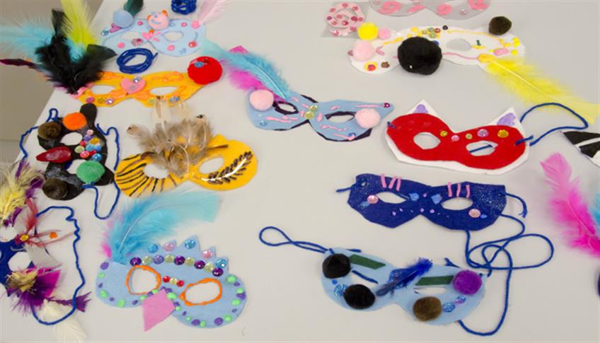 Tempo di carnevale, di coriandoli, di maschere e divertimento Tempo di carnevale, di coriandoli, di maschere e divertimento